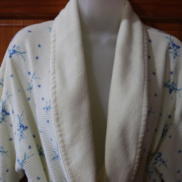 Vanity Fair Waffle Knit Cream & Blue Floral Robe | Vintage Large Cotton Blend - Picture 8 of 16